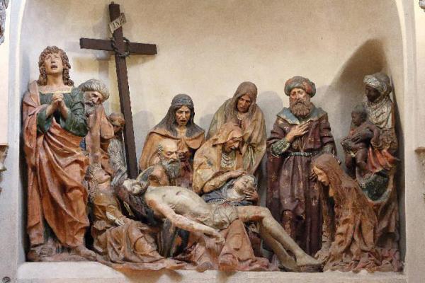 Agostino Fonduli, Compianto sul Cristo morto (1483-1491; terracotta dipinta; Milano, Santa Maria presso San Satiro)
