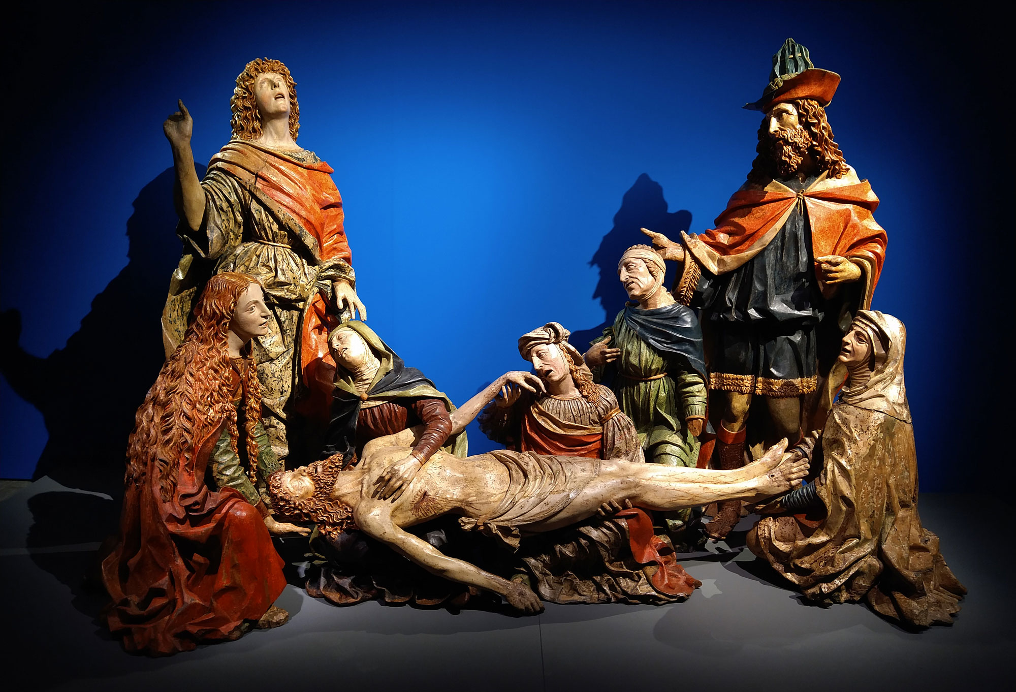 Giacomo del Maino, Giovanni Angelo del Maino und Andrea Clerici, Beweinung des toten Christus (1493-1494; geschnitztes, vergoldetes und bemaltes Holz; Bellano, Santa Marta)