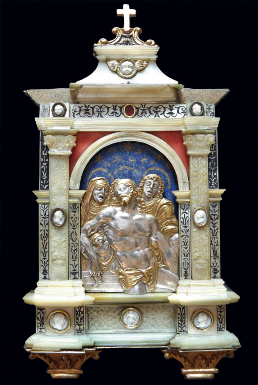 Moderno, Pace con la PietÃ  (1513; argento fuso, cesellato e parzialmente dorato, smalto opaco blu su argento, madreperla, corallo bianco, avorio su supporto in legno, 23,4 x 12,8 x 4 cm; Mantova, Museo Diocesano Francesco Gonzaga)
