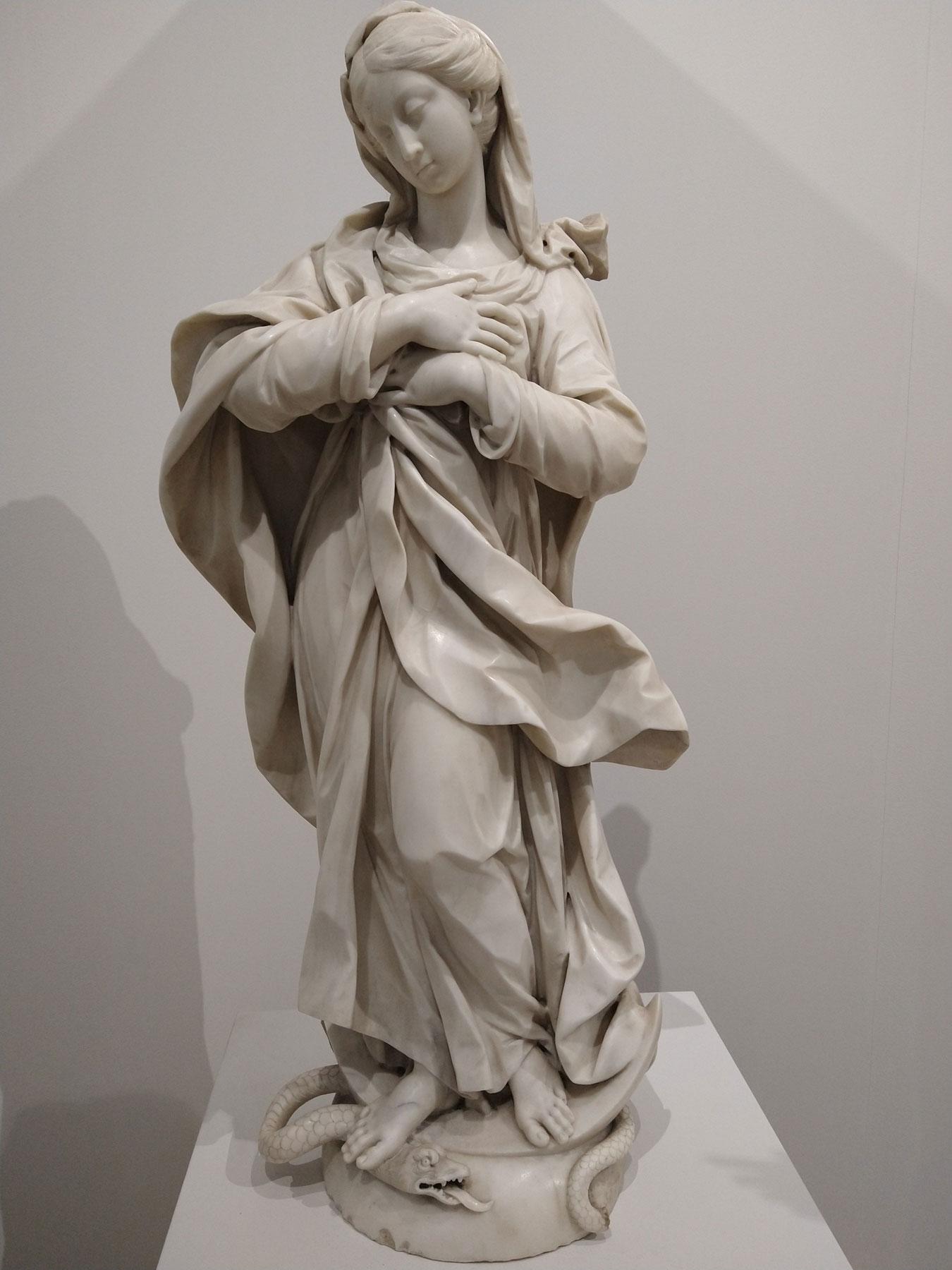 Giovanni Antonio Cybei, Immacolata Concezione (post 1741 [1757]; scultura in marmo statuario, 123 x 36 x 30 cm; Carrara, ex Ospedale Civico, Azienda USL Toscana Nord-Ovest)
