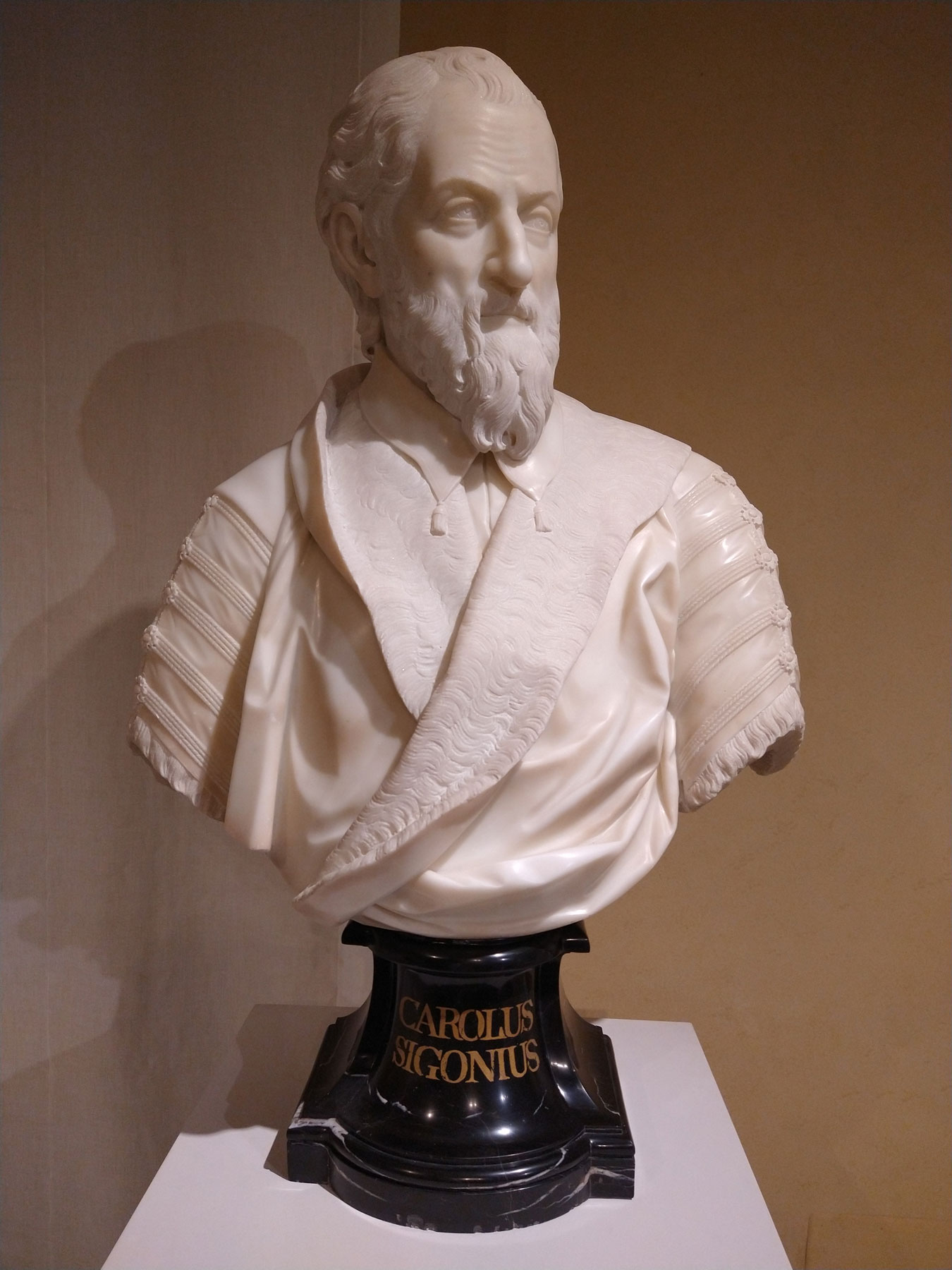 Giovanni Antonio Cybei, Ritratto di Carlo Sigonio (1774; busto in marmo statuario, base in nero Marquina, 94 x 63 x 31 cm; Modena, Biblioteca Estense Universitaria)
 Giovanni Antonio Cybei, Ritratto di Carlo Sigonio (1774; busto in marmo statuario, base in nero Marquina, 94 x 63 x 31 cm; Modena, Biblioteca Estense Universitaria)