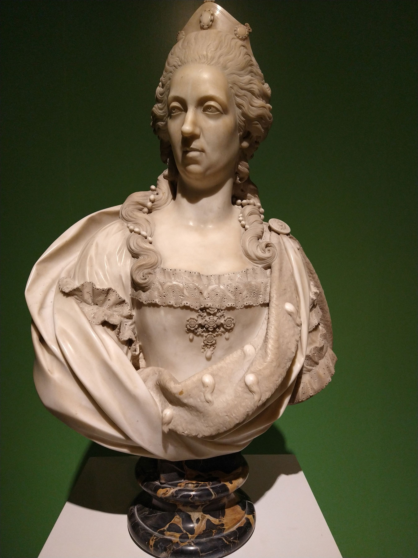 Pietro Stagi, Ritratto di Maria Teresa Cybo d’Este (1791; busto in marmo statuario con base in portoro, altezza 80 cm; Reggio Emilia, Basilica della Beata Vergine della Ghiara)
 Pietro Stagi, Ritratto di Maria Teresa Cybo d’Este (1791; busto in marmo statuario con base in portoro, altezza 80 cm; Reggio Emilia, Basilica della Beata Vergine della Ghiara)