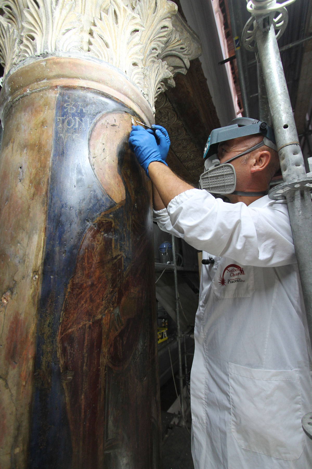 Al lavoro nella basilica
