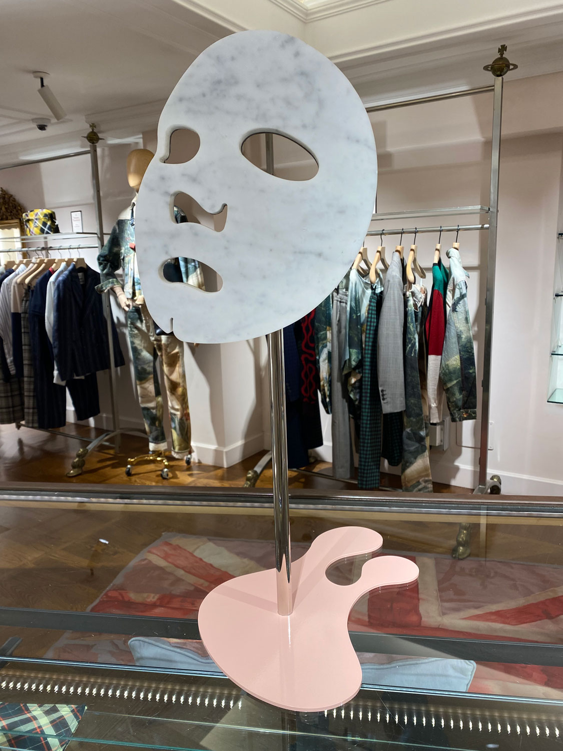 Michele Chiossi, Mnemosine (2021; marmo statuario, acciaio, car varnish, 64 x 38 cm). Su gentile concessione dell'artista
