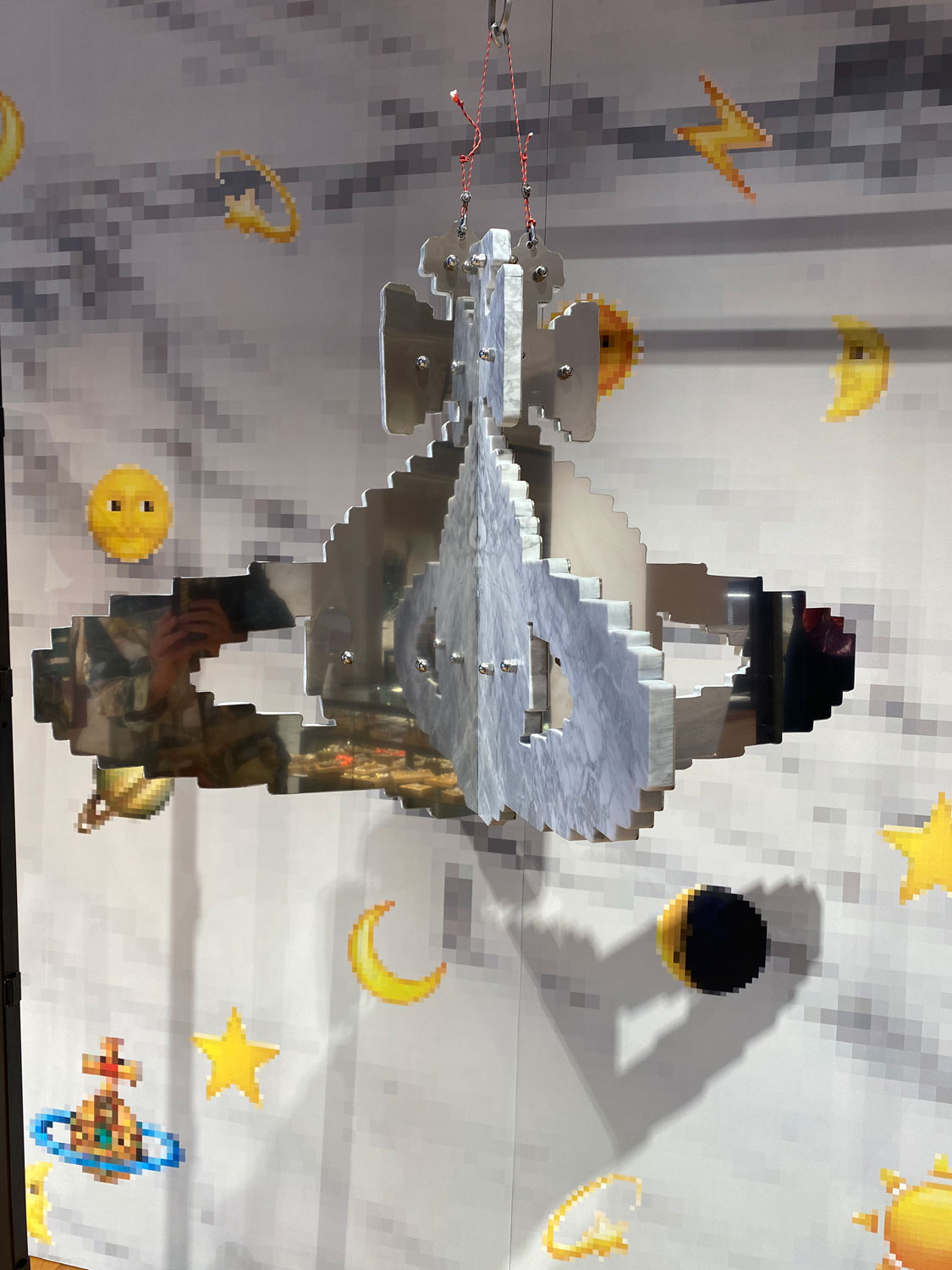 Michele Chiossi, Orbital (2021; marmo statuario, acciaio, corde nautiche, 100x100x62 cm). Su gentile concessione dell'artista e Vivienne Westwood Milano
