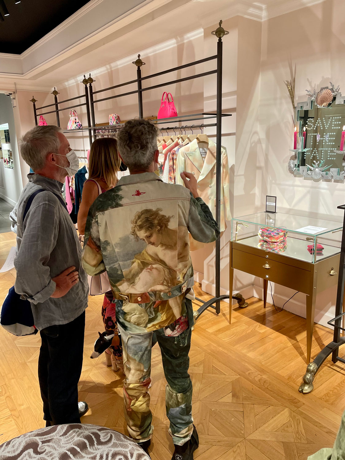 Michele Chiossi, Save the Fate Mediterranea (2021; specchio, alluminio, bronzo, candele, incensi, 74 x 60 cm). Su gentile concessione dell'artista 
