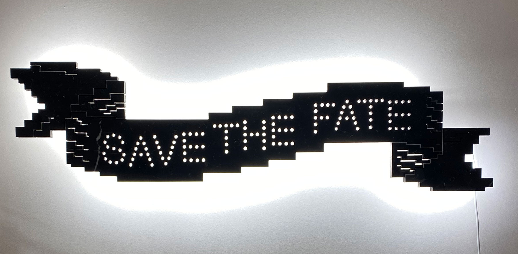 Michele Chiossi, Save the Fate tattoo (2021; marmo Marquina, acciaio, led, 120 x 32 x 12 cm). Su gentile concessione dell'artista 
