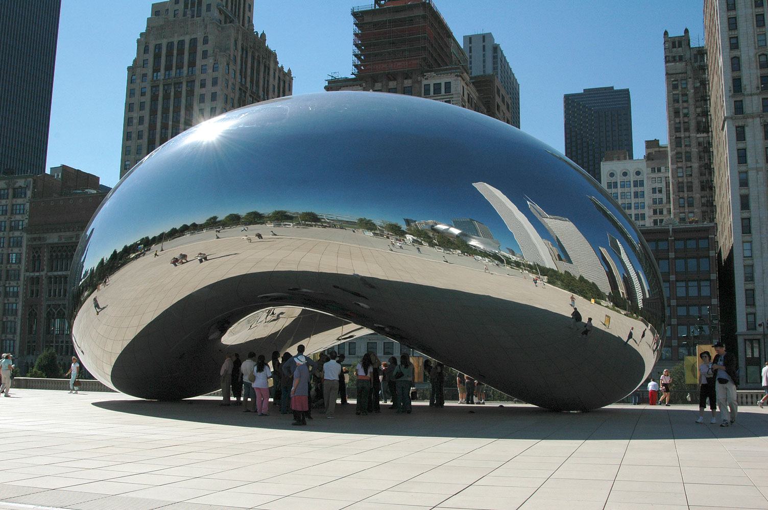 Anish Kapoor, Cloud Gate (2004; acciaio inossidabile, 10 x 20 x 12,8 cm; Chicago, Millennium Park)
 Anish Kapoor, Cloud Gate (2004; acciaio inossidabile, 10 x 20 x 12,8 cm; Chicago, Millennium Park)