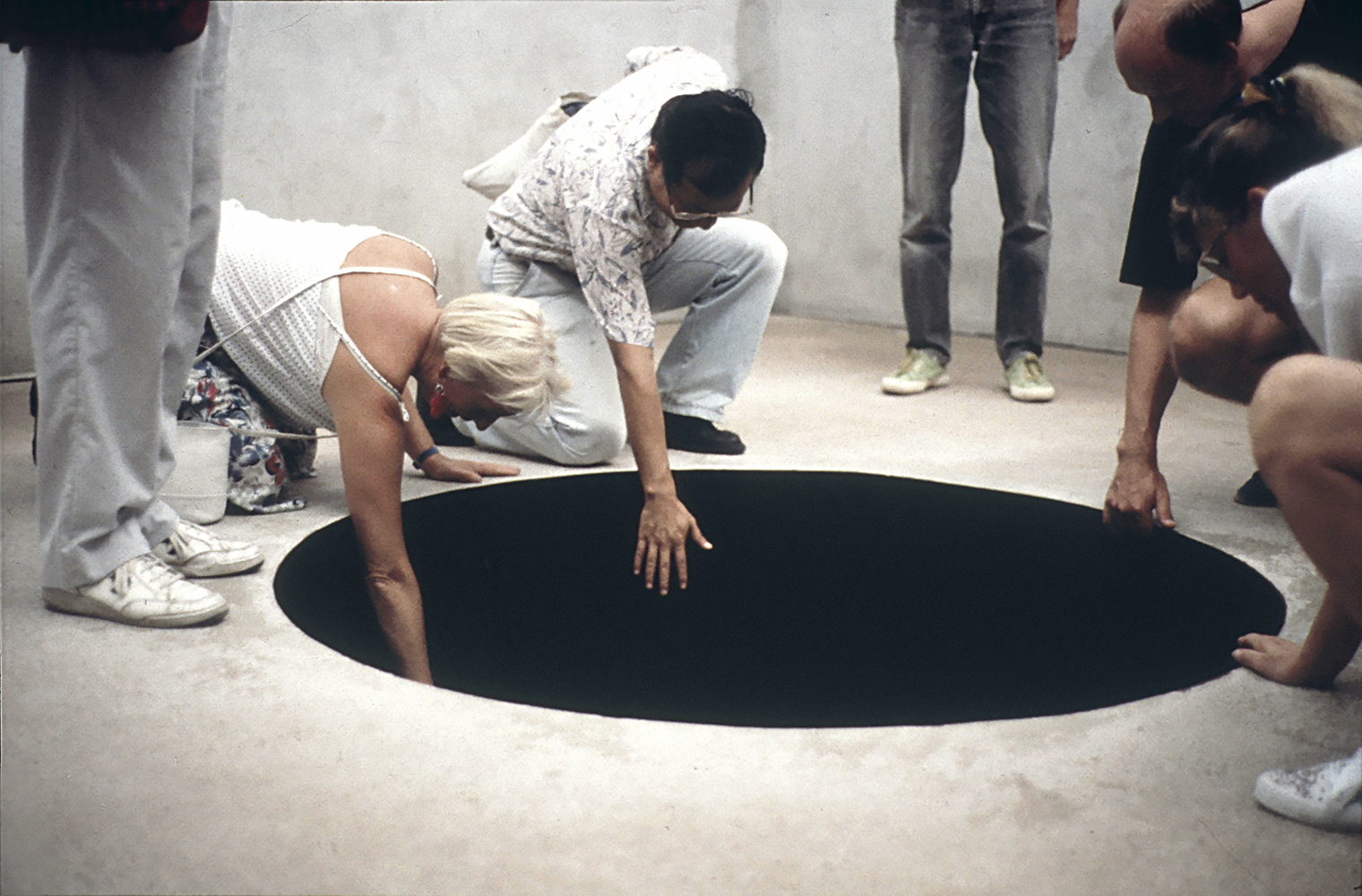 Anish Kapoor, Descent into Limbo (1992; calcestruzzo e pigmento, 600 x 600 x 600 cm)
 Anish Kapoor, Descent into Limbo (1992; calcestruzzo e pigmento, 600 x 600 x 600 cm)
