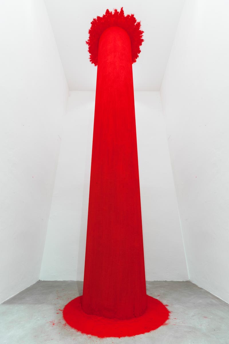 Anish Kapoor, Endless Column (1992; fibra di vetro e pigmento, 400 x 60 x 60 cm). Foto Ela Bialkowska - Galleria Continua
 Anish Kapoor, Endless Column (1992; fibra di vetro e pigmento, 400 x 60 x 60 cm). Foto Ela Bialkowska - Galleria Continua
