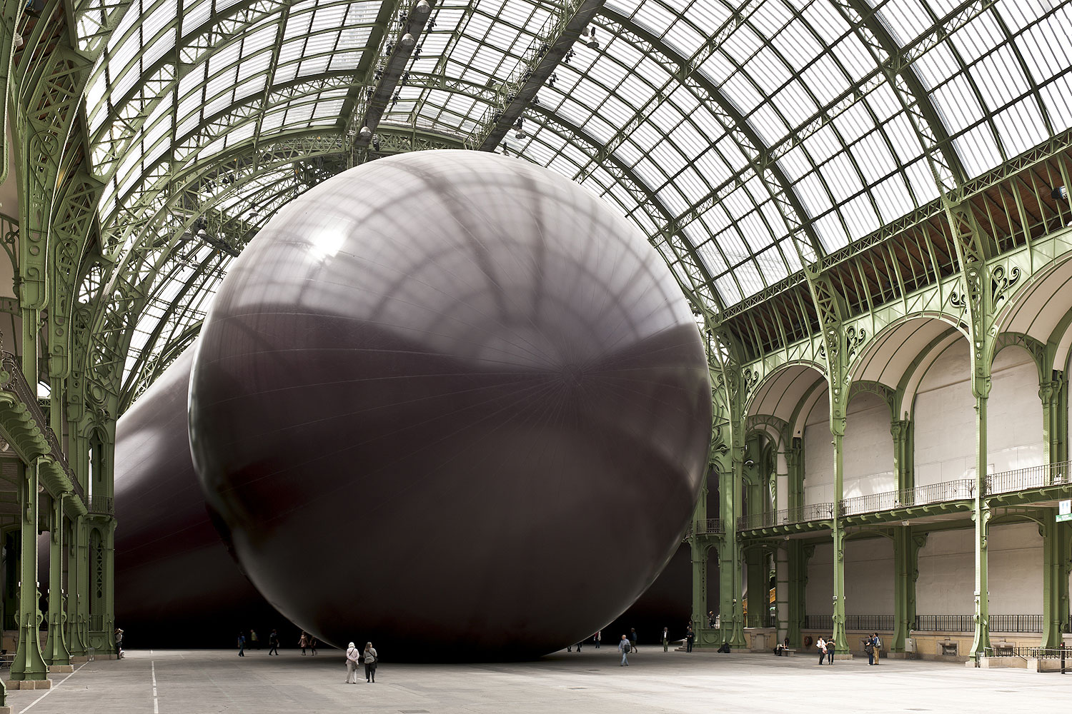 Anish Kapoor, Leviathan (2011; PVC, 33,6 x 99,89 x 72,23 m)
 Anish Kapoor, Leviathan (2011; PVC, 33,6 x 99,89 x 72,23 m)