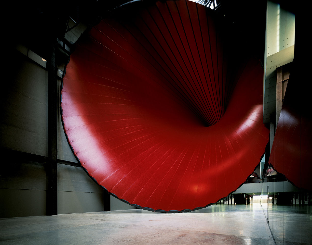 Anish Kapoor, Marsyas (2002; PVC e acciaio, 35 x 23 x 155 m)
 Anish Kapoor, Marsyas (2002; PVC e acciaio, 35 x 23 x 155 m)