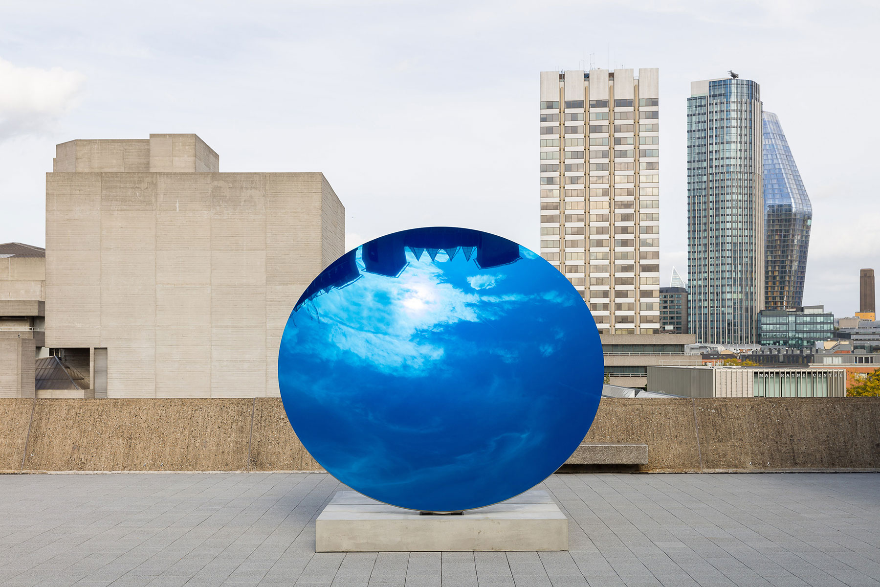 Anish Kapoor, Sky Mirror, Blue (2016; acciaio inossidabile e smalto, diametro 340 cm)
 Anish Kapoor, Sky Mirror, Blue (2016; acciaio inossidabile e smalto, diametro 340 cm)