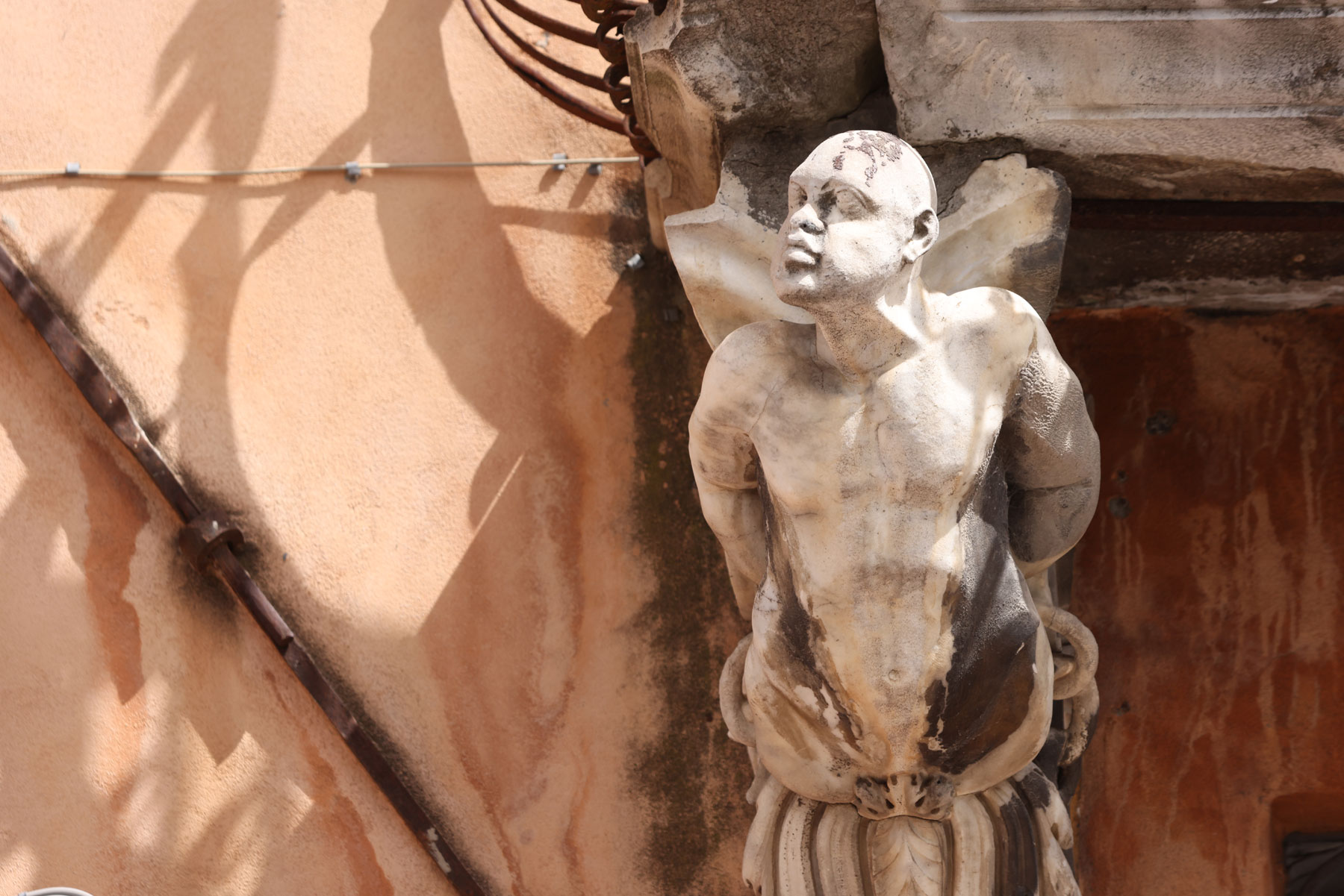 Ignoto scultore, Telamone (XVIII secolo; marmo; Carrara, via Carriona). Foto di Alessandro Pasquali - Danae Project
