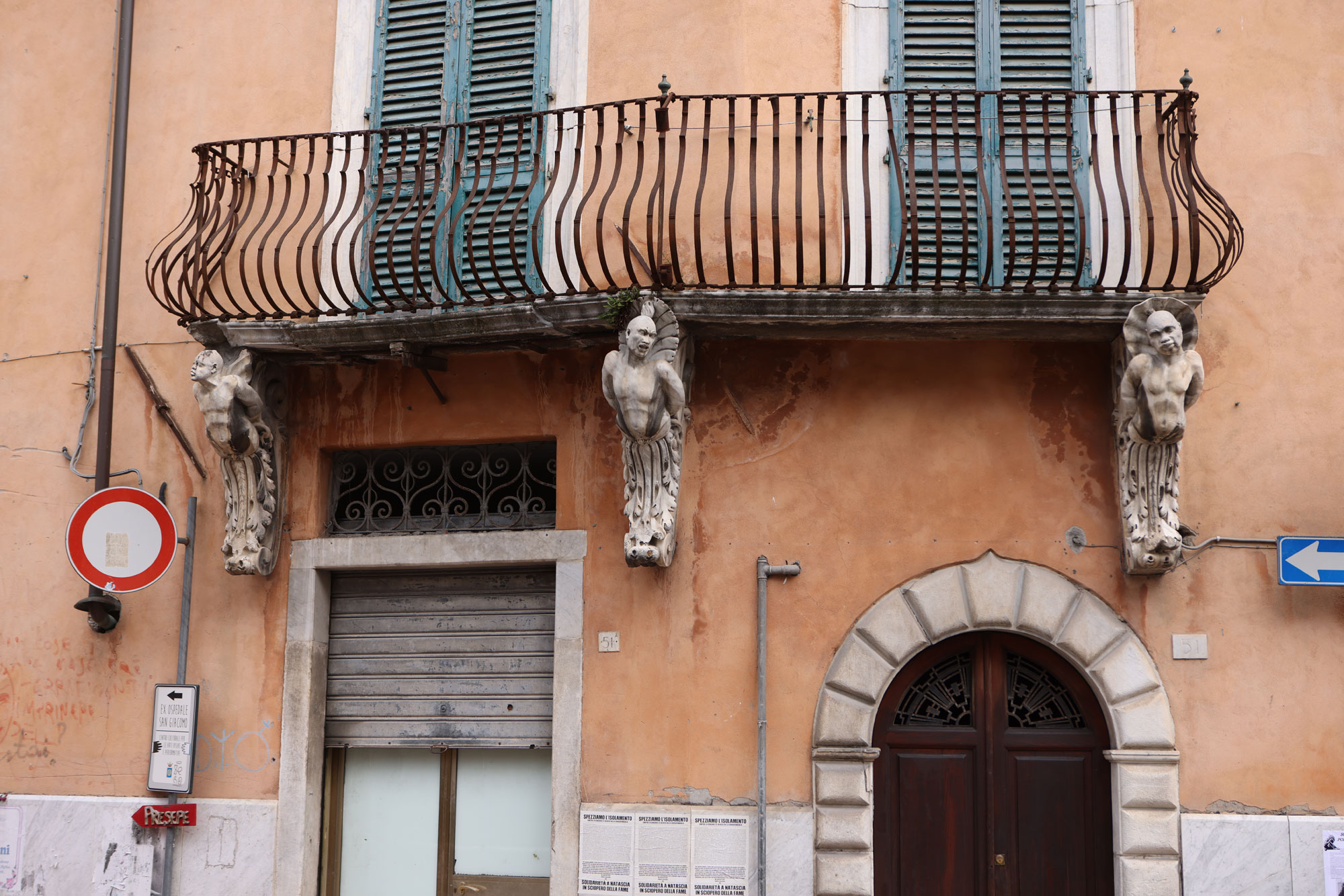 Ignoto scultore, Telamoni (XVIII secolo; marmo; Carrara, via Carriona). Foto di Alessandro Pasquali - Danae Project
