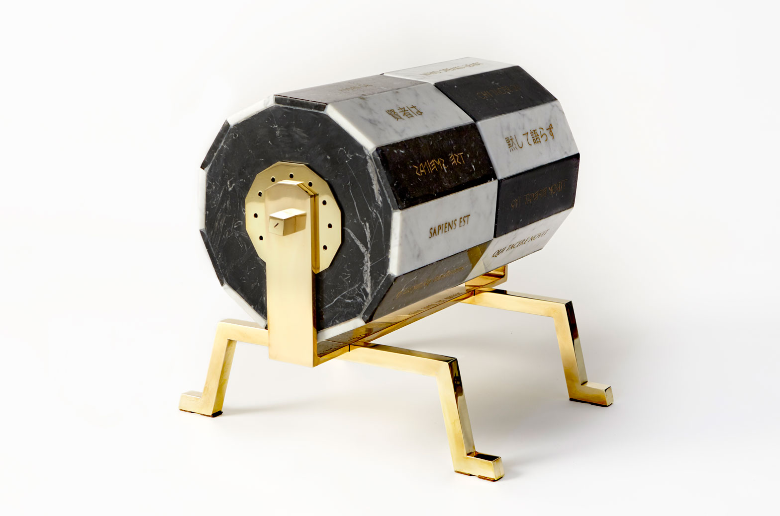 Sabrina D’Alessandro, Farlingotto di Siena, Scultura poliglotta che insegna a tacere in 12 lingue (2020; marmo, acciaio, ottone; Siena, Museo d’arte per bambini - Santa Maria della Scala). Foto Bart Herreman
