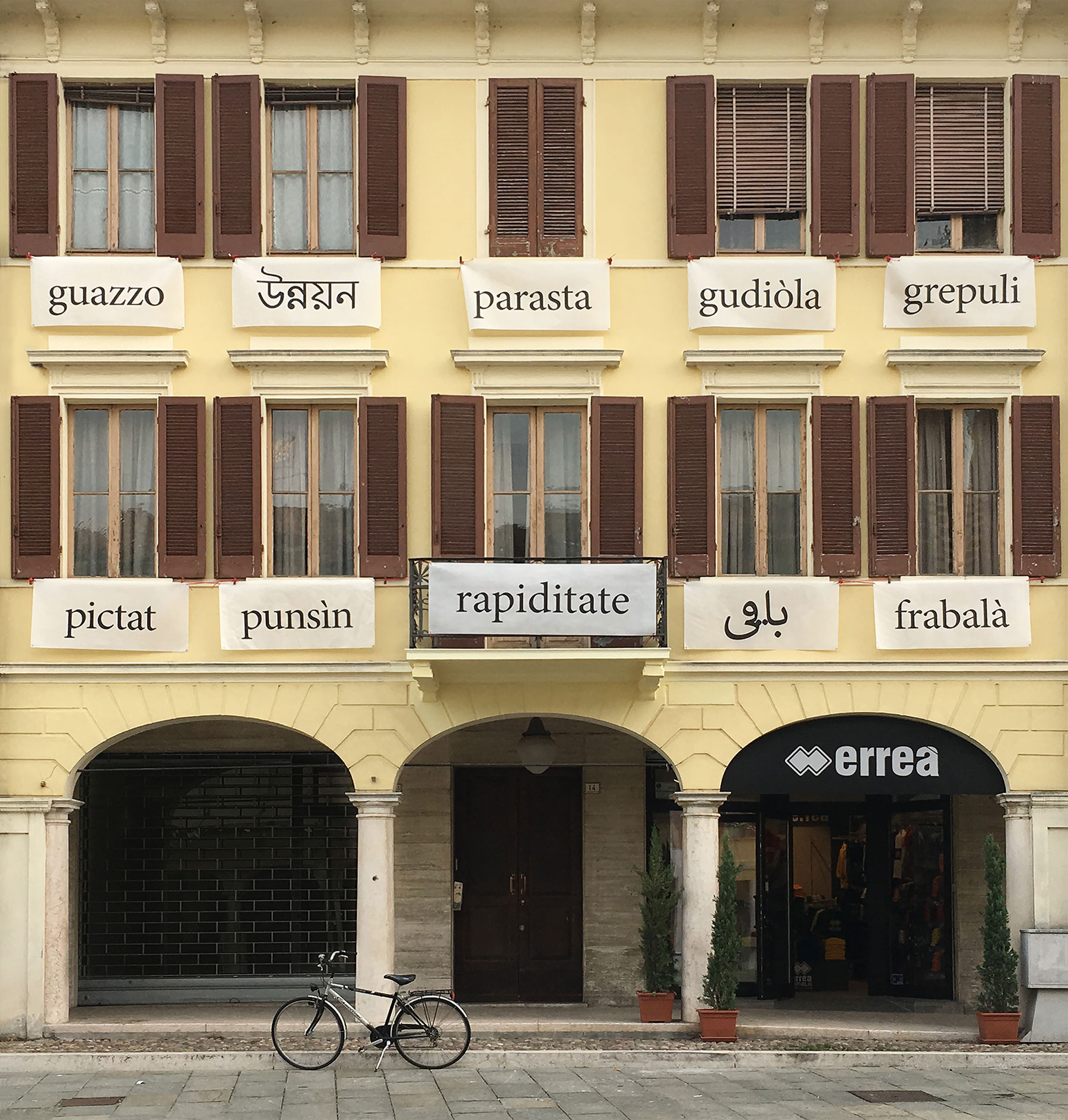 Sabrina D’Alessandro, Parole al balcone (Suzzara, 2018; stampa a pigmenti su carta cotone)
