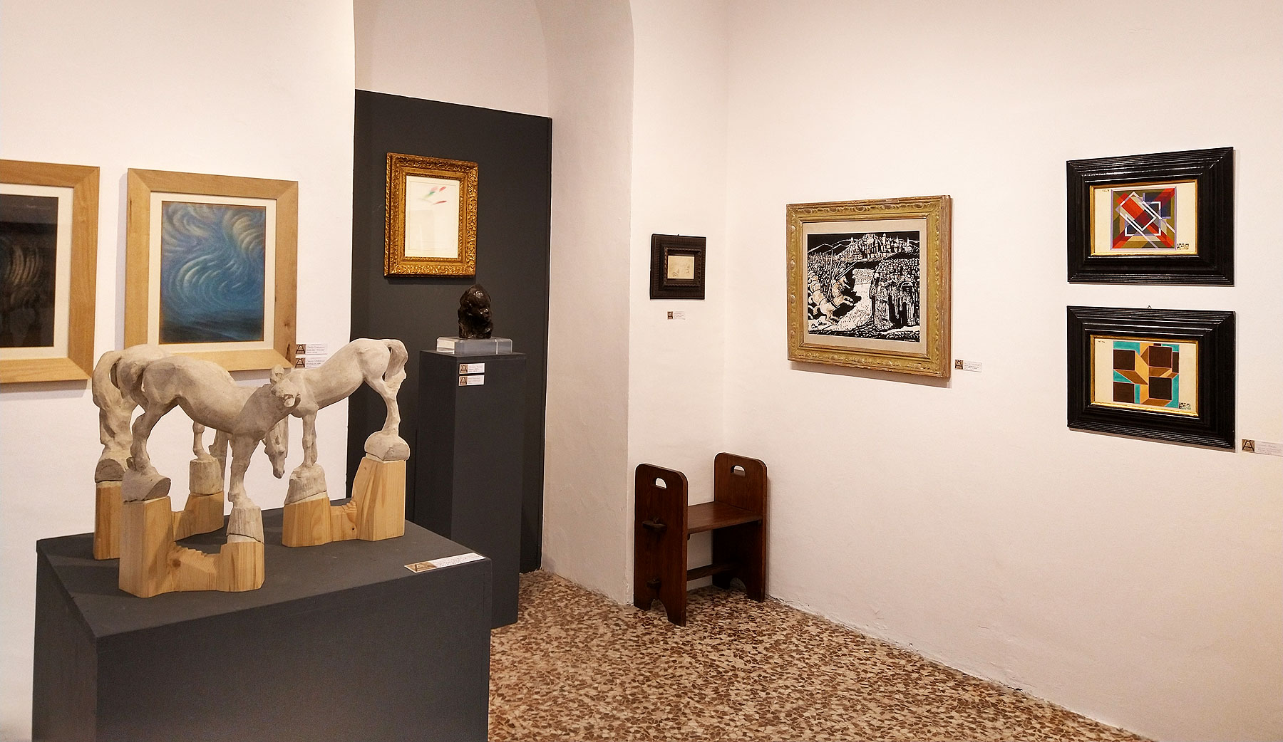 Lo stand di Aleandri Arte Moderna. In primo piano i cavalli di Cambellotti
