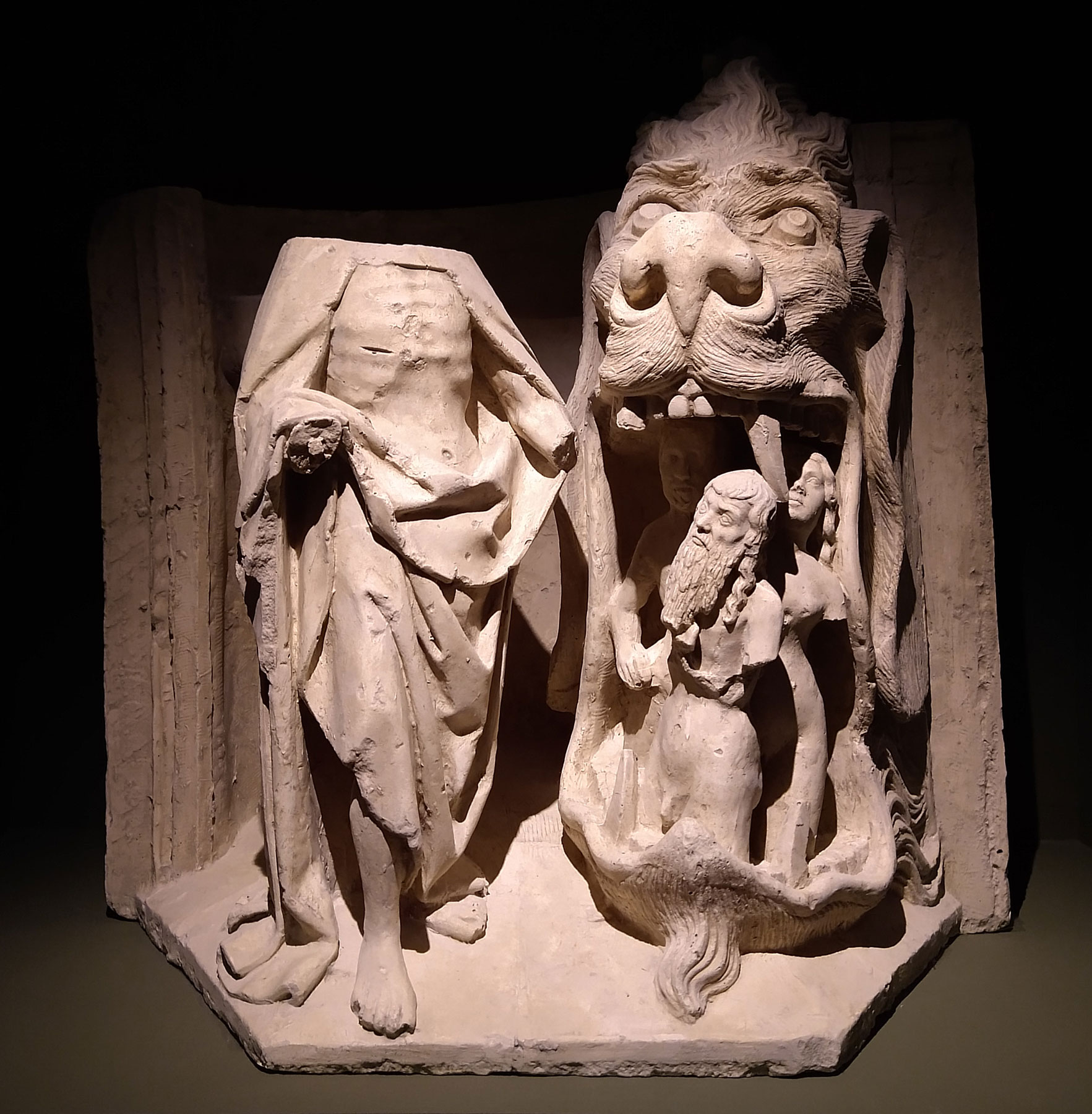 Chiave di volta: la discesa  di Cristo al Limbo (Calco eseguito nel 1913 da Charles Édouard Pouzadoux di un particolare sulla facciata ovest della chiesa di Saint Maurice di Vienne, Isère, Francia, fine del XV secolo; gesso, 55 x 60 x 40 cm; Parigi, Cité de l’architecture  et du patrimoine – Musée  des Monuments français, inv. MOU.06410)
 Chiave di volta: la discesa  di Cristo al Limbo (Calco eseguito nel 1913 da Charles Édouard Pouzadoux di un particolare sulla facciata ovest della chiesa di Saint Maurice di Vienne, Isère, Francia, fine del XV secolo; gesso, 55 x 60 x 40 cm; Parigi, Cité de l’architecture  et du patrimoine – Musée  des Monuments français, inv. MOU.06410)