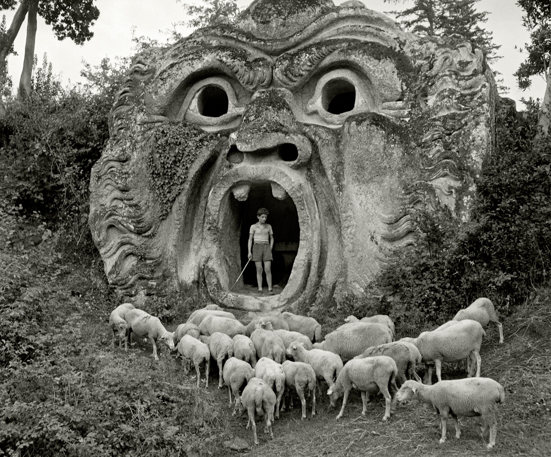 Herbert List, Orco nel giardino di Palazzo Orsini a Bomarzo (1949; Stampa ai sali d’argento, 32 x 23 cm; Amburgo, Herbert List Estate, M-IT-BOM 001)
 Herbert List, Orco nel giardino di Palazzo Orsini a Bomarzo (1949; Stampa ai sali d’argento, 32 x 23 cm; Amburgo, Herbert List Estate, M-IT-BOM 001)