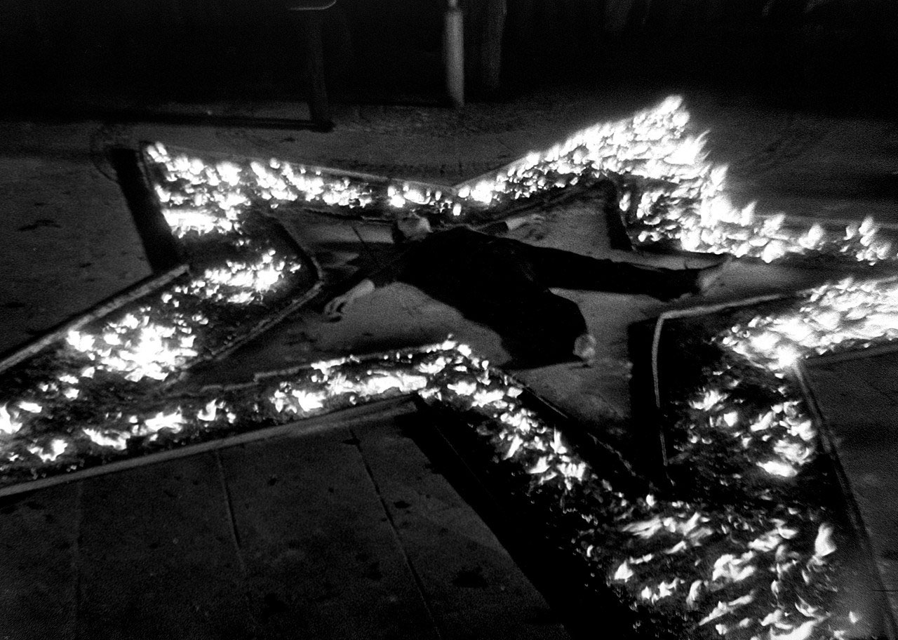 Marina Abramovi&#x0107;, Rhythm 5 (1974; performance)
