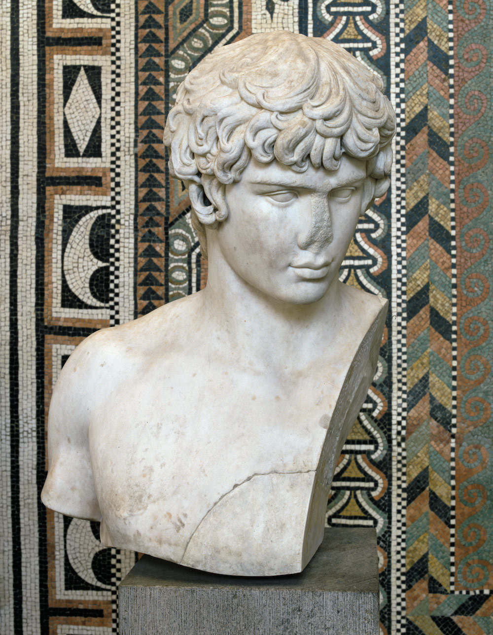 Arte romana di età adrianea, Busto di Antinoo (II sec. d.C.; marmo; Monaco di Baviera, Staatliche Antikensammlungen und Glyptotheko)  © State Collections of Antiquities and Glyptothek, photographer Renate Kühling
 Arte romana di età adrianea, Busto di Antinoo (II sec. d.C.; marmo; Monaco di Baviera, Staatliche Antikensammlungen und Glyptotheko)  © State Collections of Antiquities and Glyptothek, photographer Renate Kühling