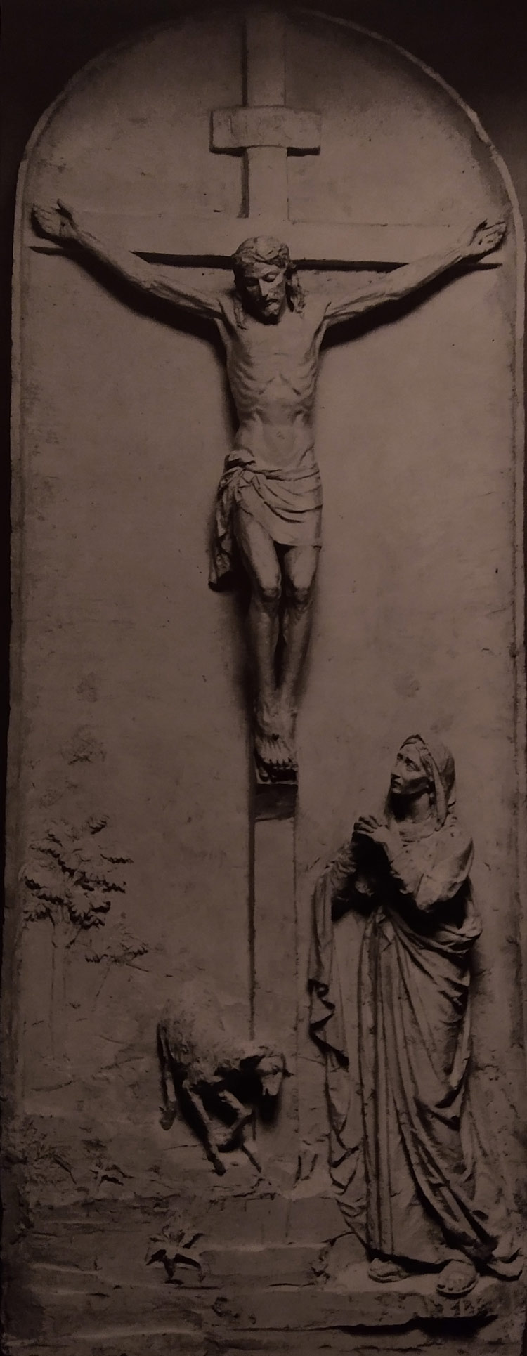 Carmela Adani, Grande Crocifissione Azzali (1955; marmo bianco di Carrara, 236 x 88 cm)
