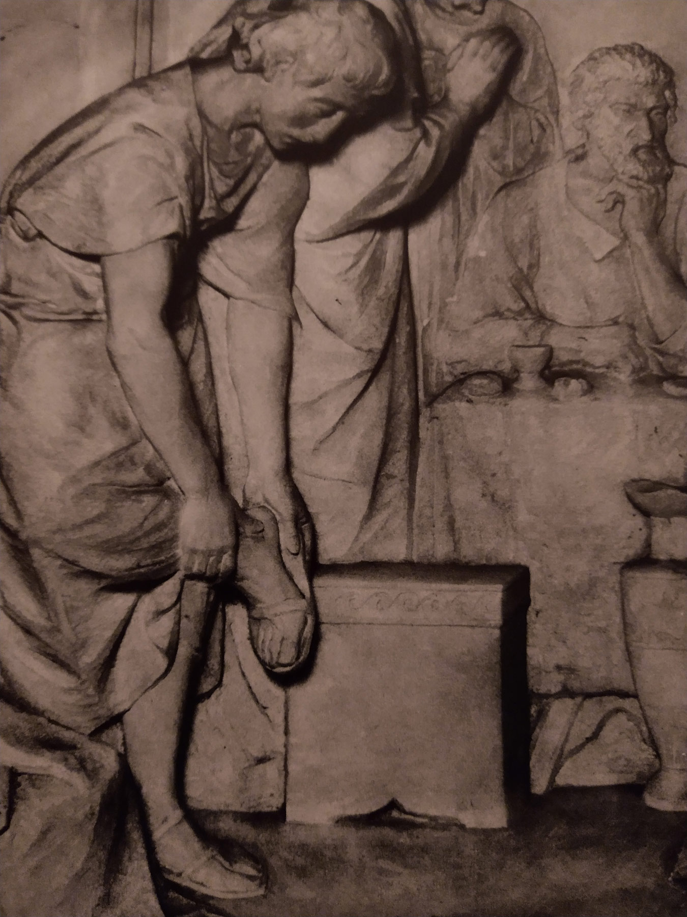 Carmela Adani, Lavanda dei piedi, dettaglio (1930; marmo bianco di Carrara, 65 x 145 cm; Correggio, Basilica dei Santi Michele e Quirino)
