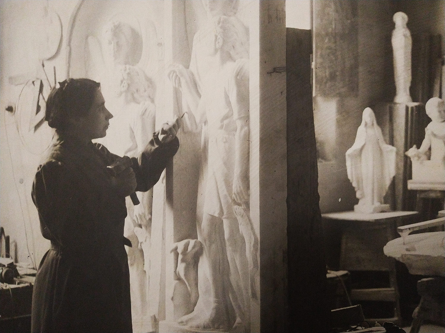 Carmela Adani nel suo studio (1941)
