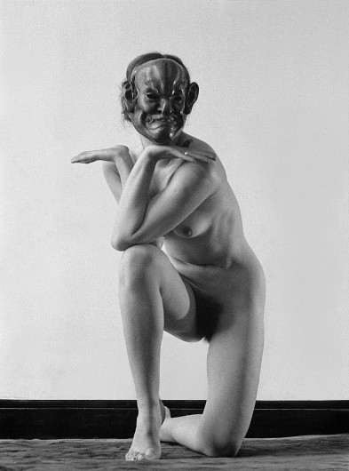 ORLAN, Pose Nue avec Masque Cachant l'Identité et Main Cachant le Sexe n°10, dalla serie Corps-sculptures (1965; fotografia in bianco e nero, 81 x 76 cm)
 ORLAN, Pose Nue avec Masque Cachant l'Identité et Main Cachant le Sexe n°10, dalla serie Corps-sculptures (1965; fotografia in bianco e nero, 81 x 76 cm)