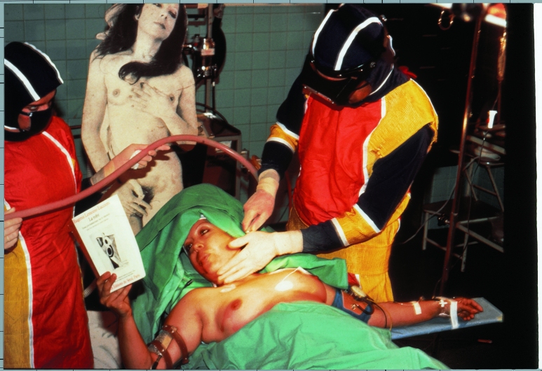 ORLAN, Première opération chirurgicale (1990) ORLAN, Première opération chirurgicale (1990)