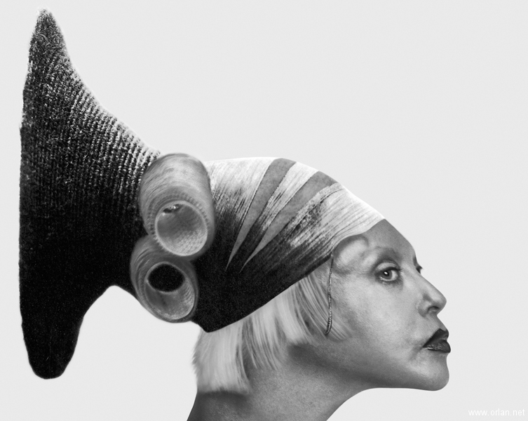 ORLAN, Mangbetu Woman Profile and Profile of Euro-Stephanoise Woman dalla serie Self-hybridations Africaines (2000; fotografia a colori) ORLAN, Mangbetu Woman Profile and Profile of Euro-Stephanoise Woman dalla serie Self-hybridations Africaines (2000; fotografia a colori)