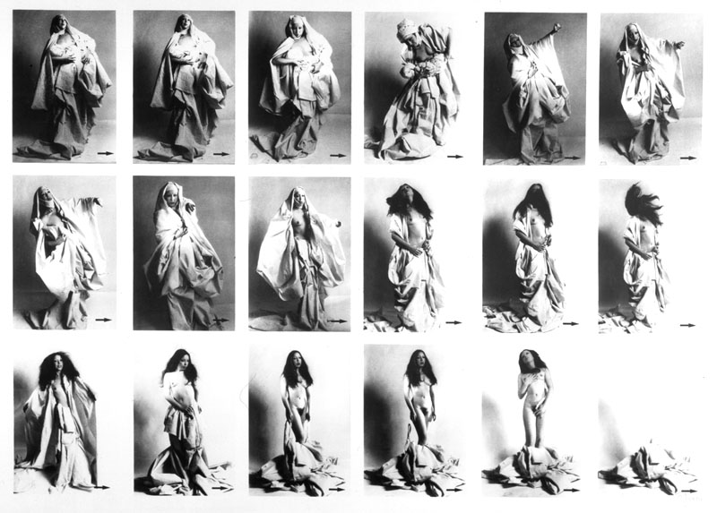 ORLAN, Strip-tease occasionnel à l'aide des draps du trousseau (1974 - 1975; 18 fotografie in bianco e nero scattate nel 1974 e riassemblate nel 1975,  44 x 60 cm) ORLAN, Strip-tease occasionnel à l'aide des draps du trousseau (1974 - 1975; 18 fotografie in bianco e nero scattate nel 1974 e riassemblate nel 1975,  44 x 60 cm)