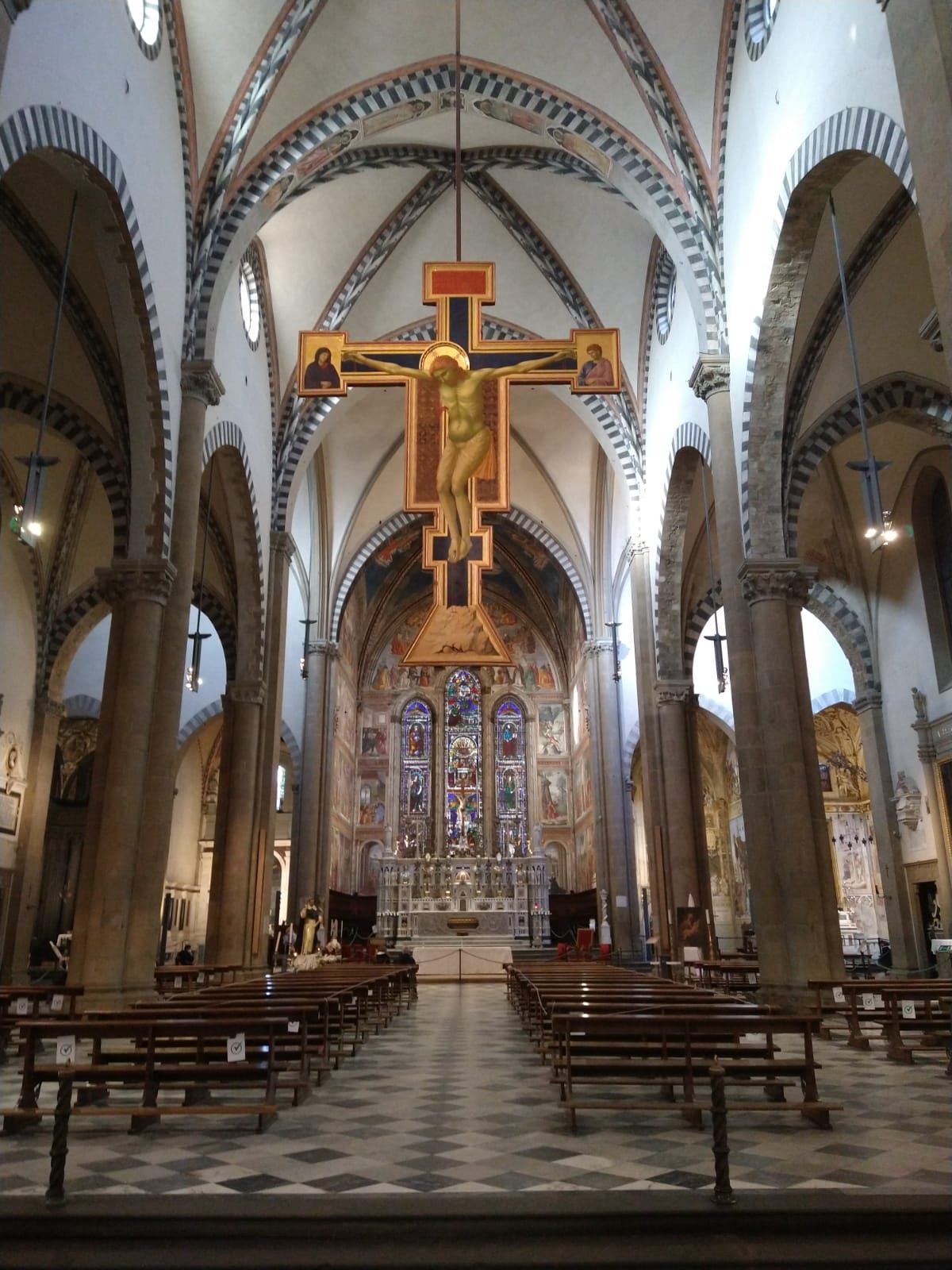 Il crocifisso dentro alla chiesa di Santa Maria Novella. Foto di Finestre sull'Arte
