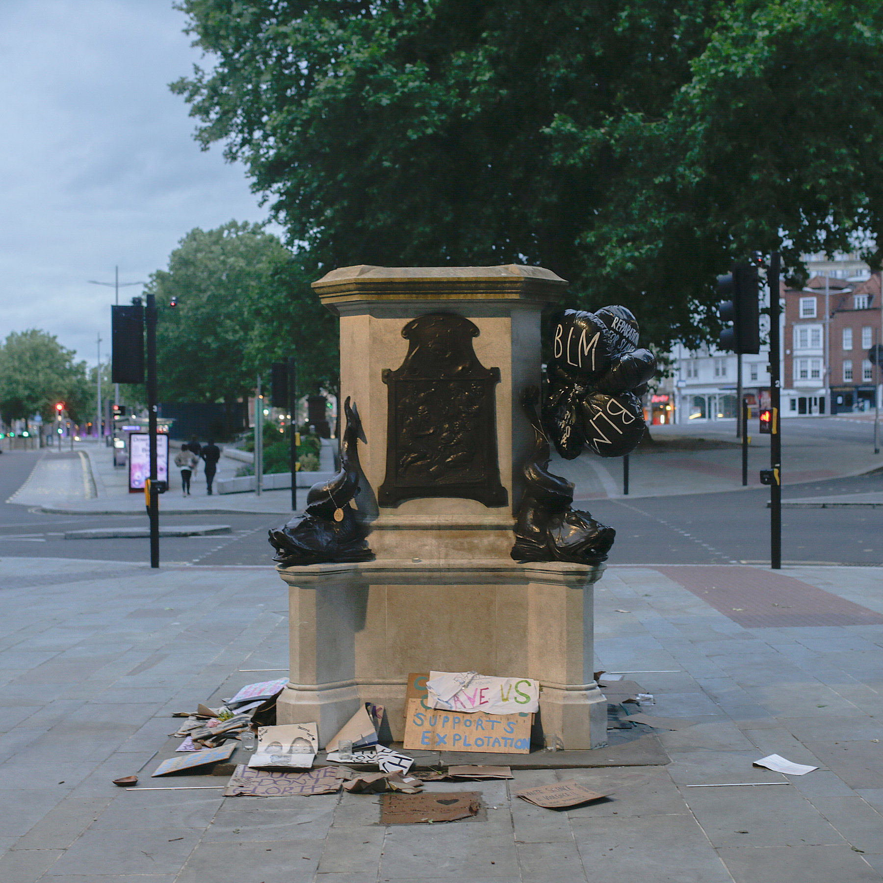La base della statua dopo l'abbattimento
