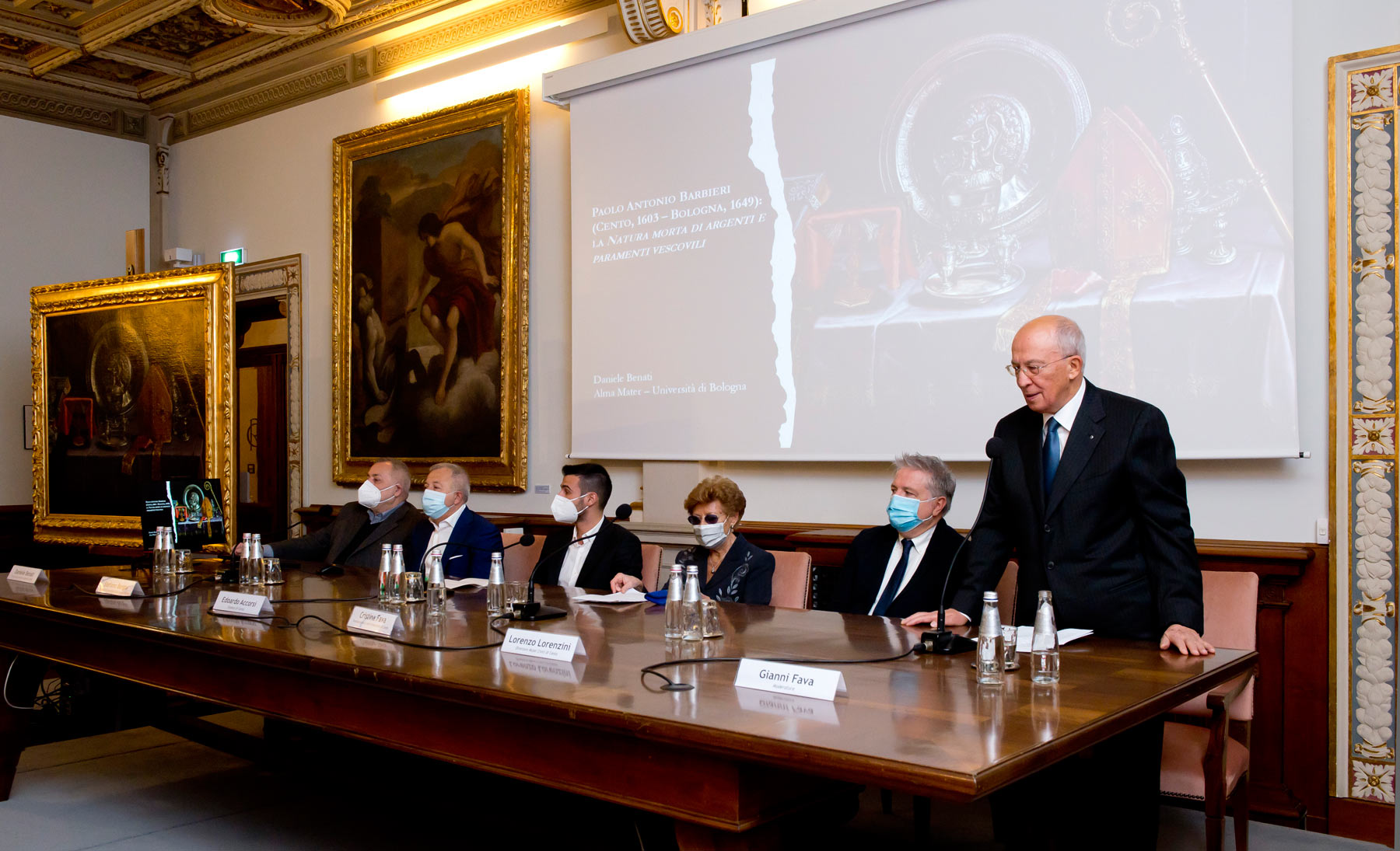 Il tavolo della cerimonia. Da sinistra: il prof. Daniele Benati, dell'Università di Bologna; il rag.Stefano Borghi, Presidente della Associazione Imprenditori Centesi per la Cultura; il Sindaco di Cento Edoardo Accorsi; Cristina Grimaldi Fava, Presidente della Associazione Amici della Pinacoteca; il dott. Lorenzo Lorenzini, Direttore dei Musei Civici di Cento; il dott. Gianni Fava nella veste di Moderatore dell'avvenimento.
 Il tavolo della cerimonia. Da sinistra: il prof. Daniele Benati, dell'Università di Bologna; il rag.Stefano Borghi, Presidente della Associazione Imprenditori Centesi per la Cultura; il Sindaco di Cento Edoardo Accorsi; Cristina Grimaldi Fava, Presidente della Associazione Amici della Pinacoteca; il dott. Lorenzo Lorenzini, Direttore dei Musei Civici di Cento; il dott. Gianni Fava nella veste di Moderatore dell'avvenimento.