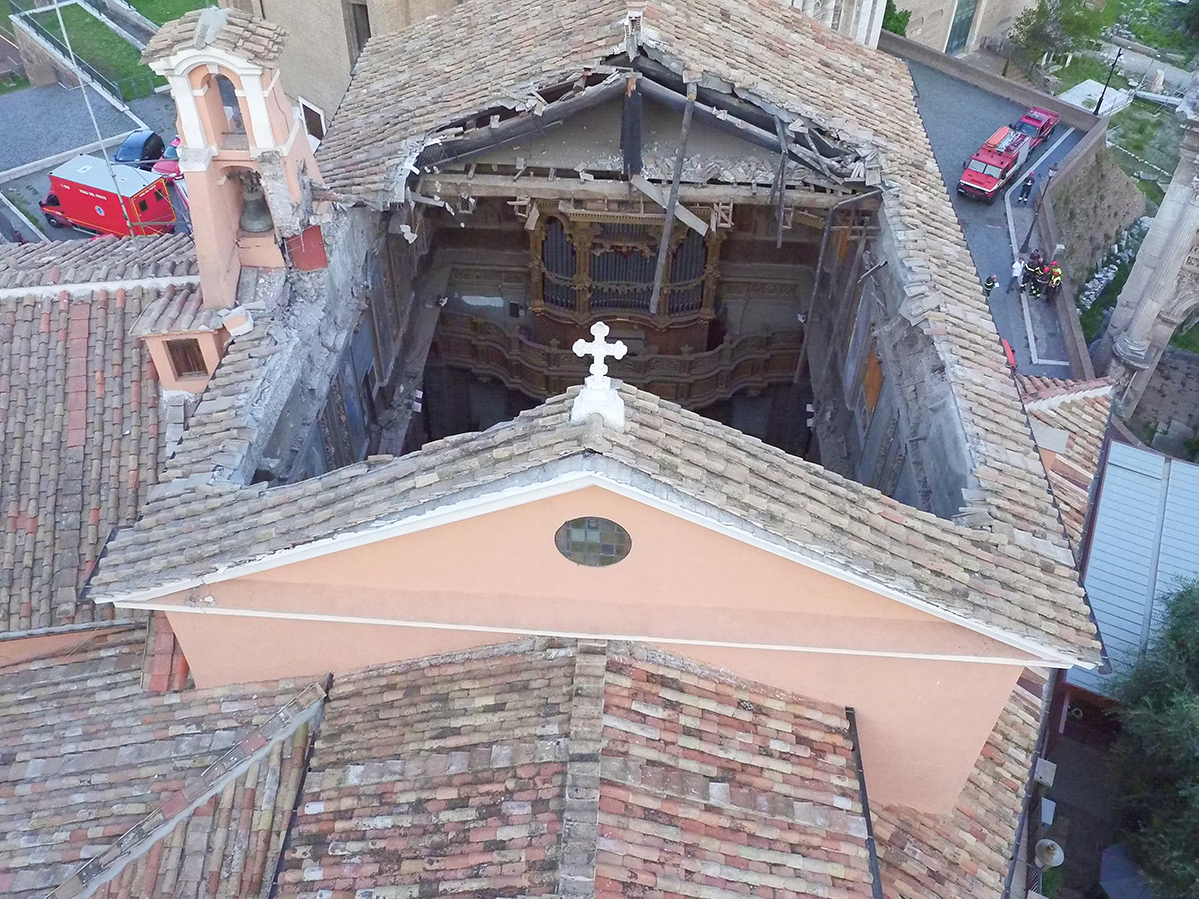 Il tetto dopo il crollo. Foto chiesa di San Giuseppe dei Falegnami
