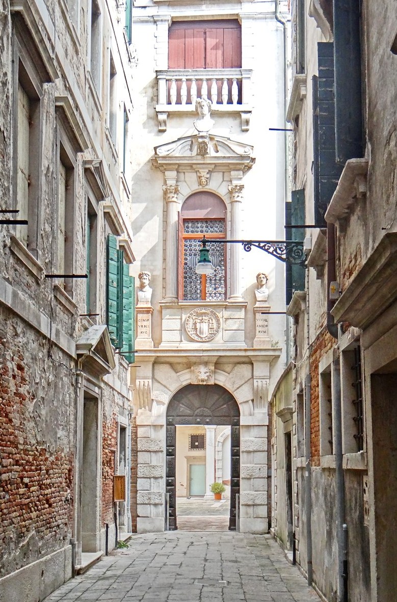 Palazzo Grimani, la facciata su ramo Grimani. Foto di Jean-Pierre DalbÃ©ra
