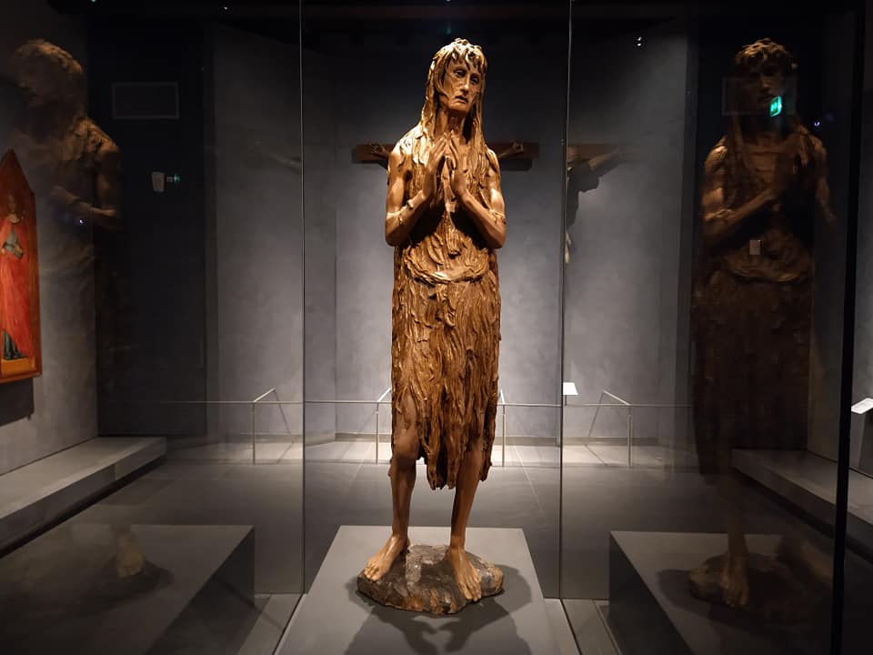 Donatello, Magdalena (c. 1453-1455; madera en gattice, altura 185 cm; Florencia, Museo del Duomo)
