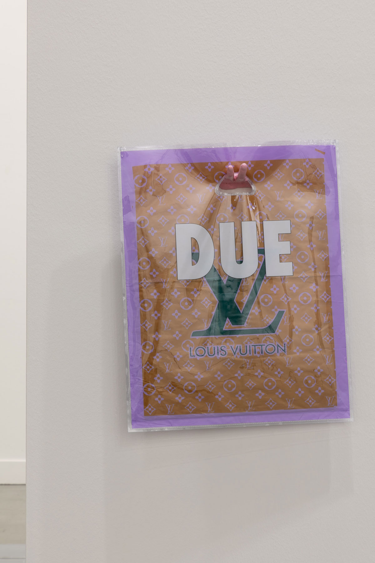 Mary Ellen Carrol & Jojo Gronostay, BORSA (5) (2021; UV-print su PVC, borsa di plastica e ceramica, 52x42 cm). Foto di Paolo Valentini. Su concessione di Galerie Hubert Winter (Vienna)
