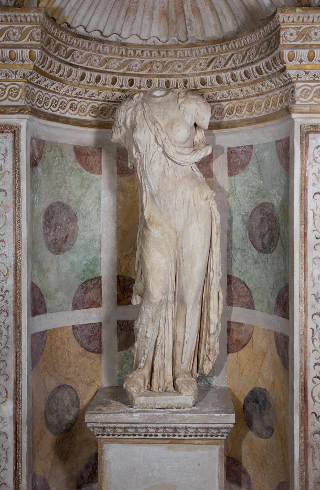 Afrodite velata (II secolo a.C.; marmo pario con patina giallastra, 133 x 50 x 45 cm; Mantova, Palazzo Ducale, Galleria dei Mesi, in deposito da Comune di Mantova) Foto: Gian Maria Pontiroli © Fondazione Palazzo Te Su concessione del MiBACT, Palazzo Ducale di Mantova
 Afrodite velata (II secolo a.C.; marmo pario con patina giallastra, 133 x 50 x 45 cm; Mantova, Palazzo Ducale, Galleria dei Mesi, in deposito da Comune di Mantova) Foto: Gian Maria Pontiroli © Fondazione Palazzo Te Su concessione del MiBACT, Palazzo Ducale di Mantova