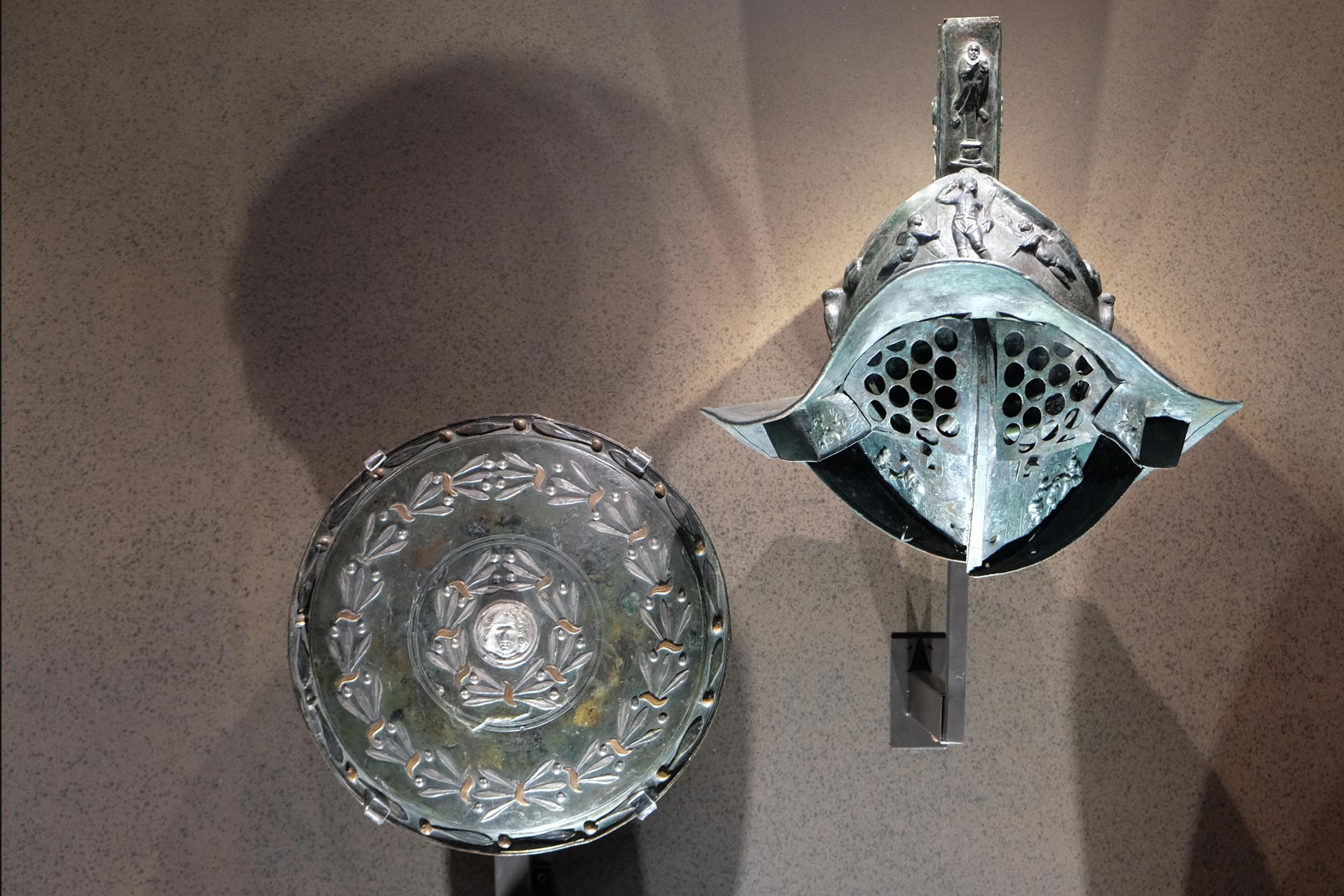 Elmo e scudo 
 Elmo e scudo