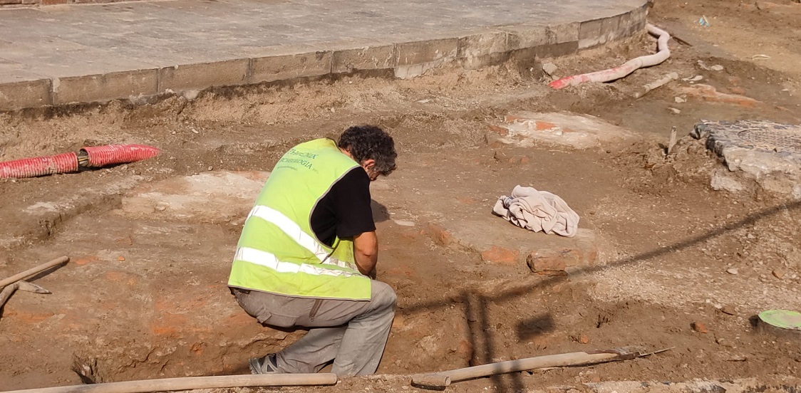 Archeologo al lavoro nello scavo di largo Castello
