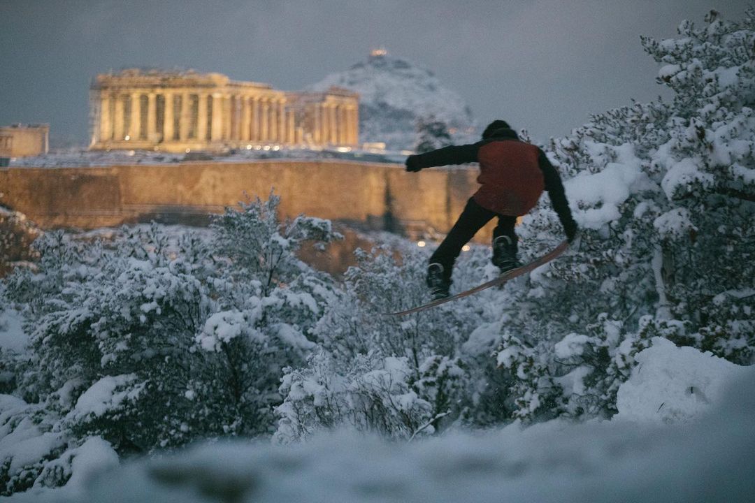 Atene innevata. Ph. Credit @thethingaboutgreece via Instagram
