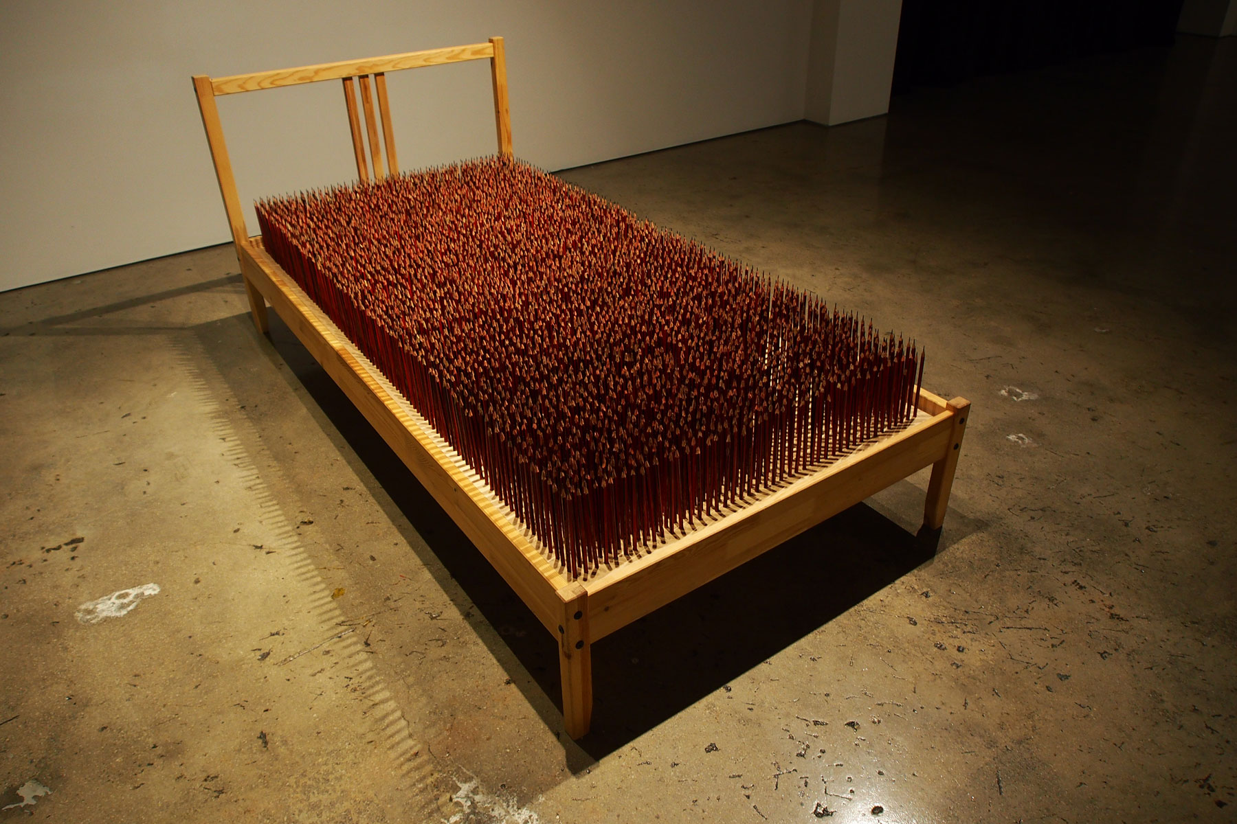 Badiucao, Meng (Sogno) (2016; letto a basso costo e 4000 matite made in China, dimensioni variabili)
