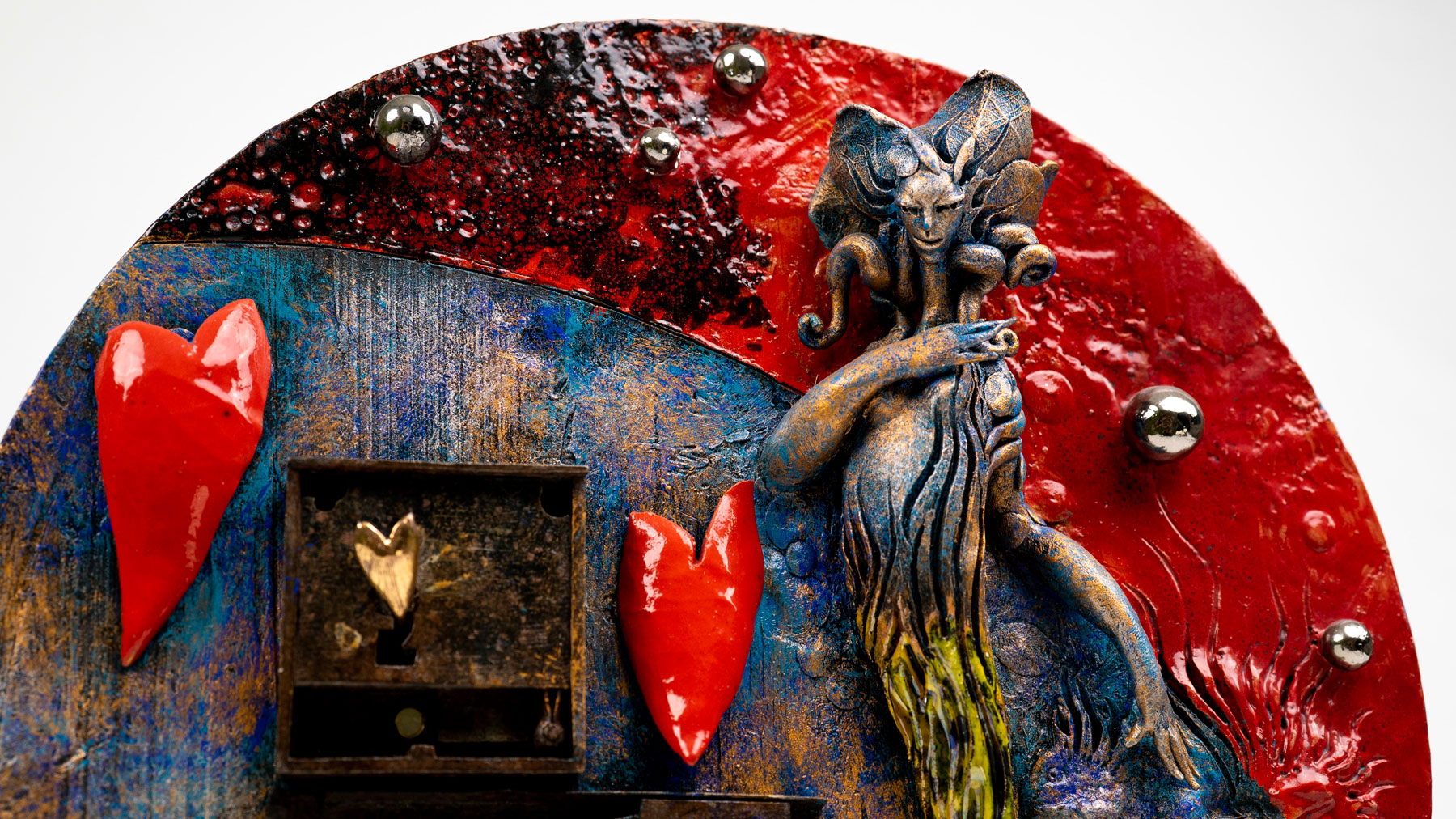 Carlo Zoli, Serie Quiete Amore (2019; Ceramica – Terracotta policroma, Metallo, Oro giallo – Terzo fuoco, Oro bianco – Terzo fuoco, 31 x 33 x 6 cm)
