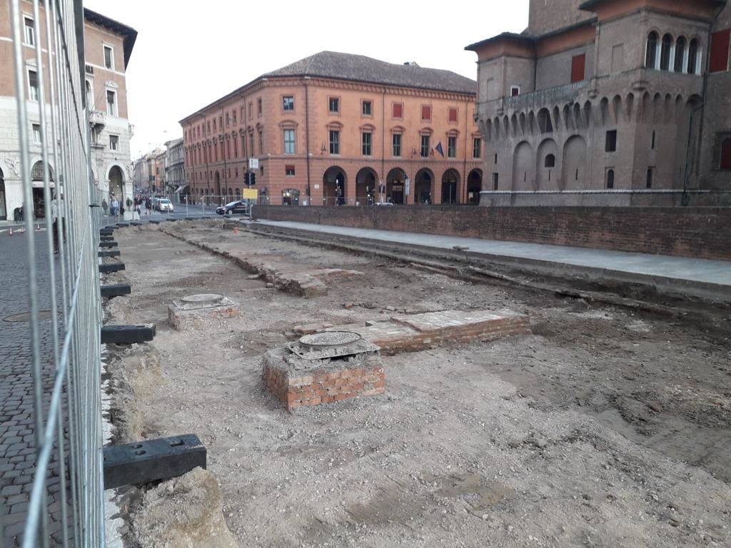 Lo scavo davanti al Castello Estense
