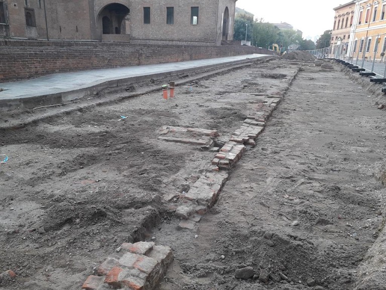 Lo scavo davanti al Castello Estense
