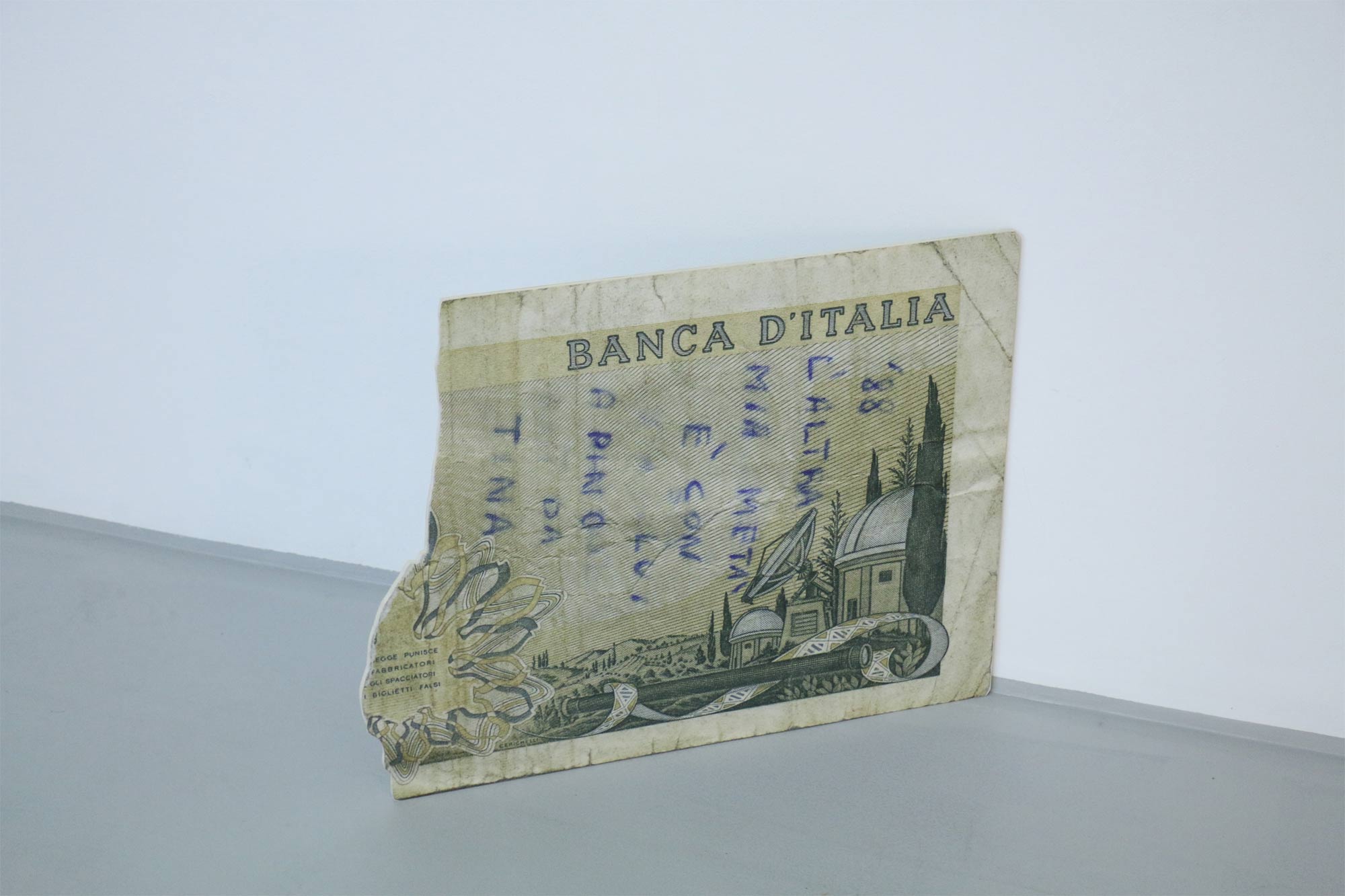 Cesare Pietroiusti, 2000 Lire L'altra metà è con lui, Stampa fotografica su alluminio
