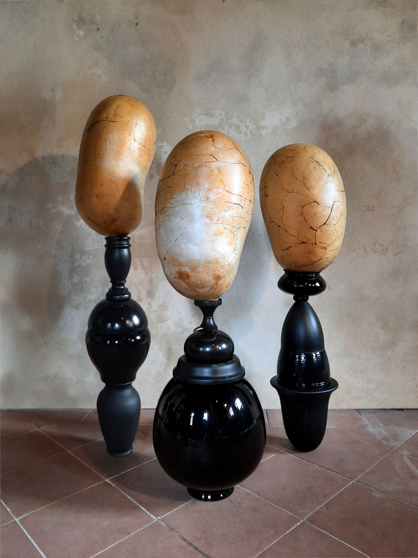 Chiara Lecca, Blackbigbubbles #2, #3, #5 (2013-2021; vescica di bovino, legno, metallo, vetro, poliuretano, 3 elementi altezza massima 115 cm). Su gentile concessione di Galleria Fumagalli Milano
